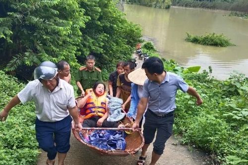 Bơi, dùng thuyền nan vượt lũ đưa người phụ nữ bị ngất đi cấp cứu
