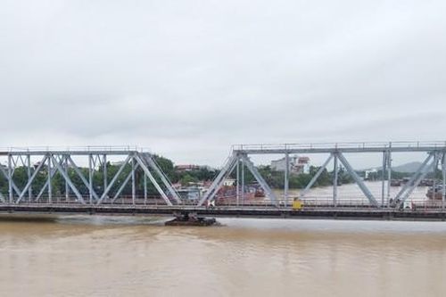 Bắc Giang khuyến cáo người dân không đi qua 2 cầu sắt cũ