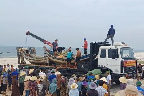 'Những người hùng trong lũ' của Quảng Bình mang bơ nan ra Bắc cứu hộ lũ lụt