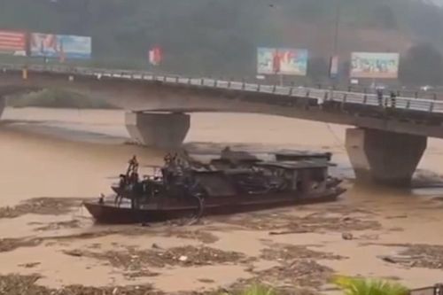 Kiến nghị xử lý 2 tàu hoang trôi từ Trung Quốc, gây nguy cơ đâm hỏng cầu dọc sông Hồng