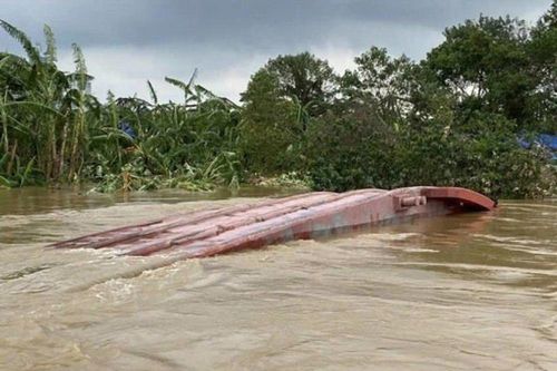 Giải cứu thành công 3 người trên tàu cát bị lật úp ở sông Hồng