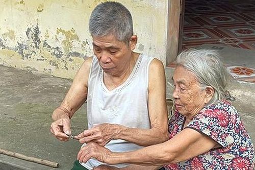 Khoảnh khắc cụ ông 90 tuổi ở Hà Nội chăm sóc vợ 92 khiến dân mạng xúc động