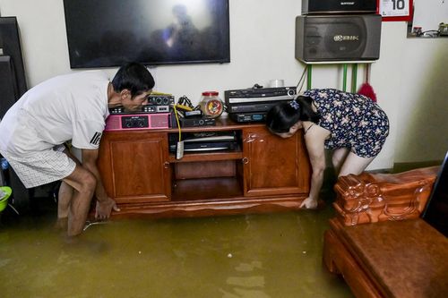 Thành phố Nam Định ngập úng, người dân vội vàng 'chạy đồ' trong đêm
