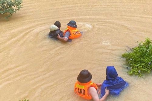 Hàng trăm CSCĐ dầm mình giúp người dân Lào Cai, Yên Bái vượt lũ