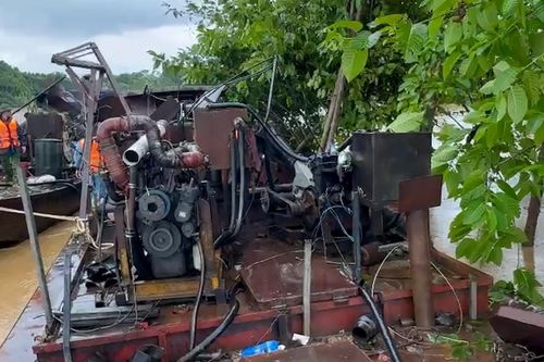 Hai tàu 100 tấn 'không người lái' trôi dạt trên sông Hồng được dắt vào bờ