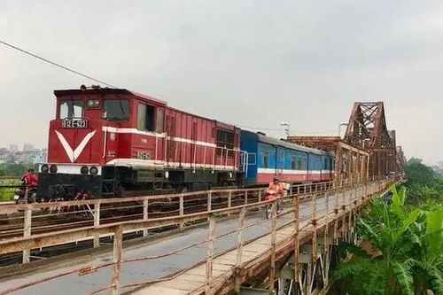 Nước sông Hồng dâng cao, dừng chạy các tàu qua cầu Long Biên