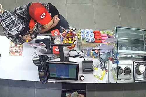 Tạm giam thanh niên dí dao vào cổ cô gái ở cửa hàng tiện ích để cướp tiền