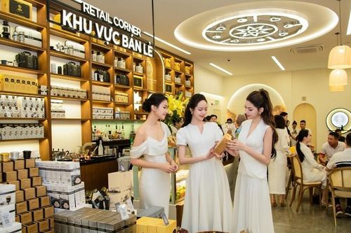 Các mỹ nhân Việt thưởng thức cà phê tại bưu điện đẹp nhất thế giới