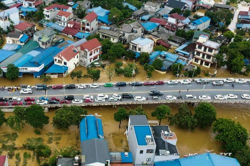 Ô tô được đưa lên cầu ở Thái Nguyên để tránh lũ