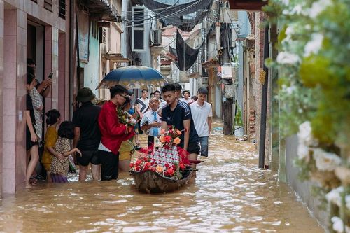 Đám cưới ngày lụt: Chú rể Bắc Ninh bì bõm lội nước rước nàng về dinh