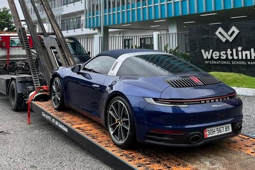 Các chủ showroom ô tô ở Hà Nội cuống cuồng 'di tản' xe, lo nhất siêu xe bị ngập