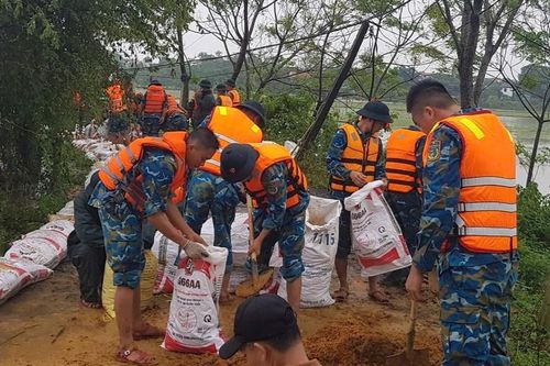 Lũ trên sông Bùi vượt báo động 3, bộ đội chạy đua gia cố đê ở Hà Nội