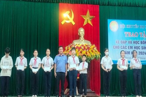 VKSND quận Cẩm Lệ tặng học bổng cho học sinh có hoàn cảnh khó khăn
