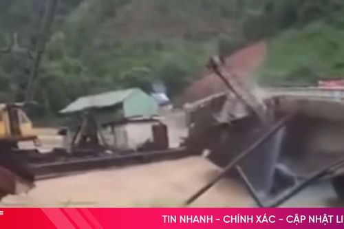 Cận cảnh 2 tàu cát trôi tự do va chạm vào cầu Tô Mậu và bị nhấn chìm