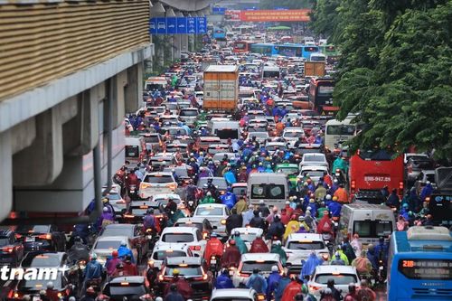 Hà Nội ùn tắc kéo dài, nước ngập sâu một số tuyến phố sau trận mưa lớn