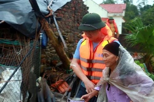 'Lá lành đùm lá rách': Ấm lòng tình người trong bão lũ