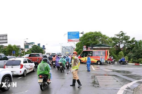 Hà Nội: Điều chỉnh hạn chế các phương tiện lưu thông trên cầu Chương Dương