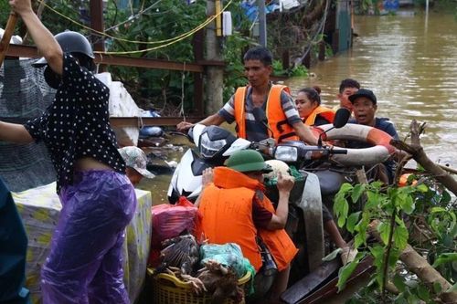 Nước sông Hồng lên nhanh, Hà Nội hỗ trợ đưa 15 hộ dân 'chạy lũ' trong đêm