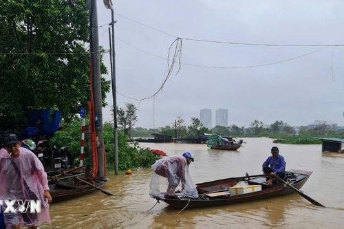 Cận cảnh di dời người dân khỏi khu vực tiềm ẩn nguy hiểm tại Hà Nội