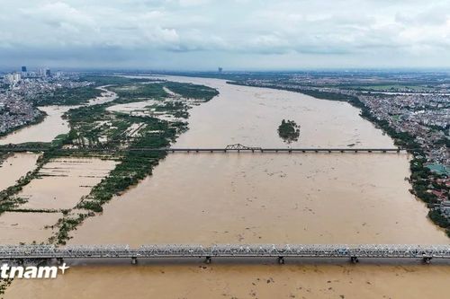 Toàn cảnh khu vực một số cây cầu bắc qua sông Hồng khi mực nước đang dâng cao