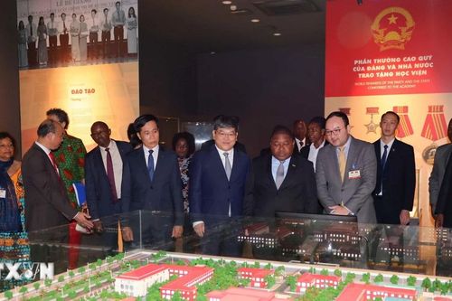 Tổng thống Mozambique thăm Học viện Chính trị Quốc gia Hồ Chí Minh và Viettel