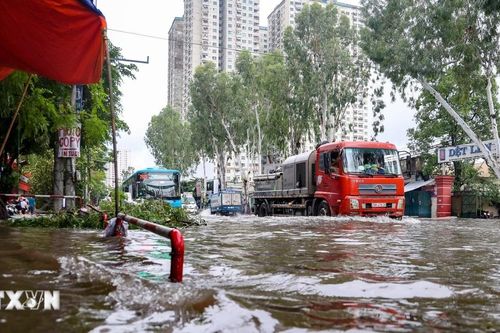 Hà Nội: Nước sông Hồng dâng nhanh, nhiều nơi ngập nặng