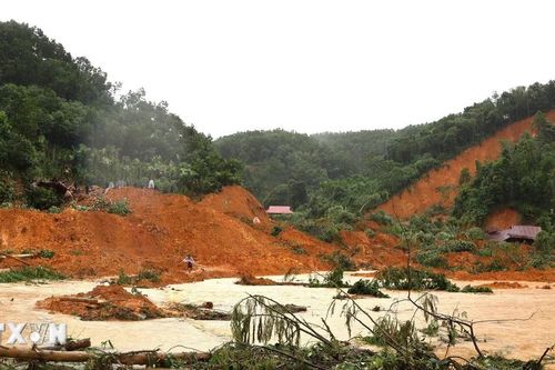 Cận cảnh vụ sạt lở đất khiến 9 người chết và mất tích tại Yên Bái