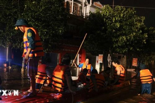 Cán bộ, chiến sỹ lữ đoàn phòng không 210 cứu trợ dân Thái Nguyên xuyên đêm
