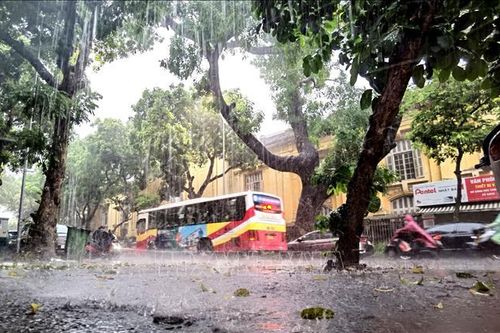 Hà Nội: Mưa lớn đầu giờ sáng, nhiều tuyến đường ngập úng, ùn tắc cục bộ
