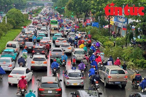 Hà Nội mưa từ đêm đến sáng, nhiều tuyến đường ùn tắc cục bộ
