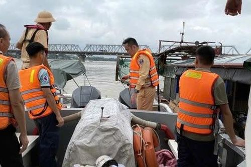 Cứu nạn 3 thuyền viên an toàn trong vụ đắm tàu ở sông Hồng