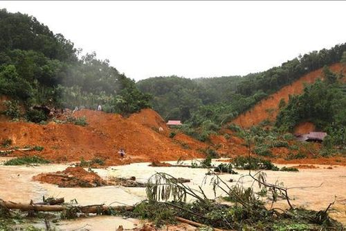 Yên Bái oằn mình chống lũ