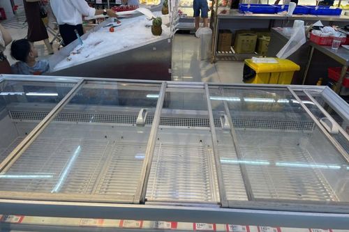 Người dân đến siêu thị mua hàng tăng mạnh
