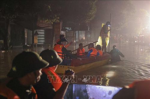Cán bộ, Chiến sĩ lữ đoàn phòng không 210 cứu trợ dân Thái Nguyên xuyên đêm