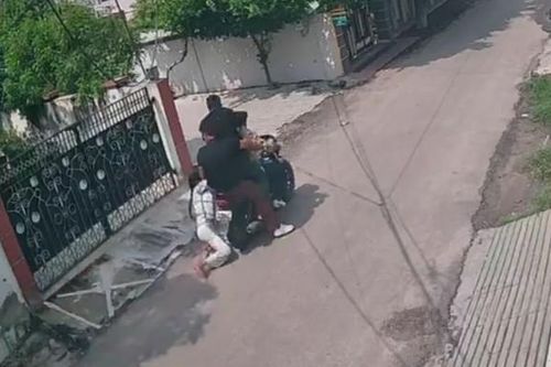 Clip: Cô gái bị 3 tên cướp điện thoại kéo lê 400 mét trên đường