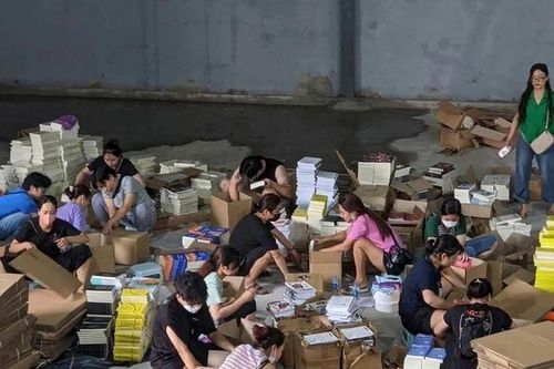 Nhân viên Alpha Books di dời vạn cuốn sách ướt do ảnh hưởng của bão Yagi