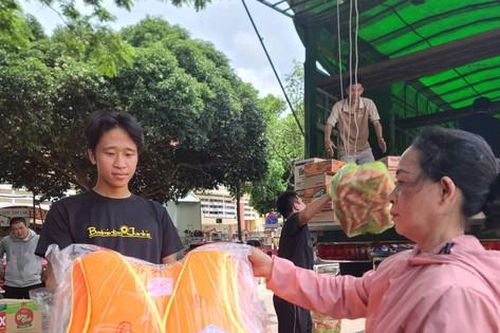 Đắk Lắk: Những chuyến xe chan chứa nghĩa tình hướng về các tỉnh phía Bắc sau bão Yagi