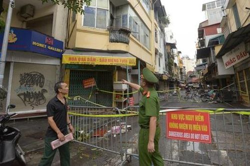 Nhà phố cổ Hà Nội bị nghiêng sau bão