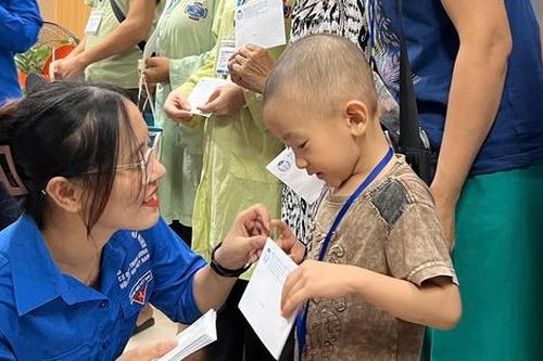 Đoàn TNCQTW Hội Luật gia Việt Nam trao quà cho bệnh nhi dịp Trung thu