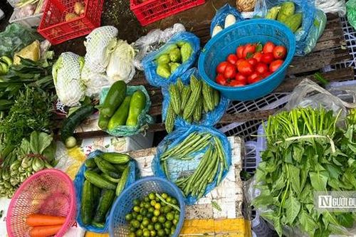 Lũ trên sông Hồng dâng cao, giá rau xanh tại chợ Hà Nội tăng mạnh