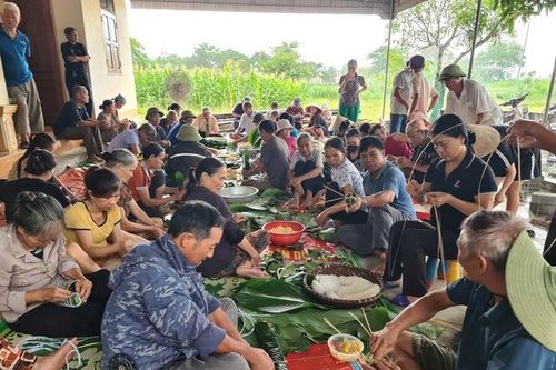 Người dân xứ Nghệ gói bánh chưng gửi đồng bào vùng lũ miền Bắc