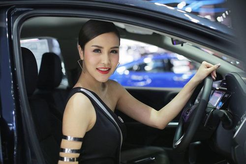 Dàn người mẫu đua sắc bên Honda CR-V