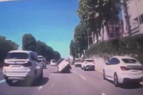 CLIP: Đang di chuyển trên đường, chiếc ô tô bất ngờ rơi vào 'hố tử thần'