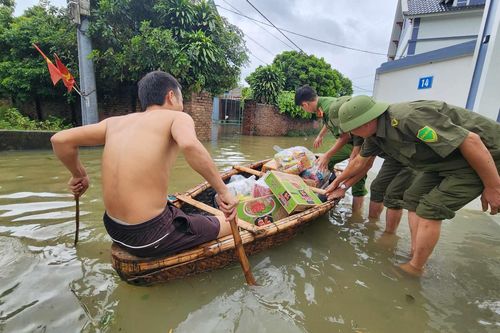 Cận cảnh nơi 700 hộ dân ở Hà Nội chìm trong 'biển nước', chèo thuyền đi lại