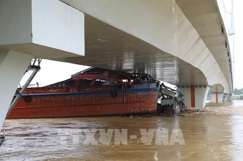 Cấm phương tiện đường thủy qua khu vực cầu Vĩnh Phú do tàu, thuyền mắc kẹt