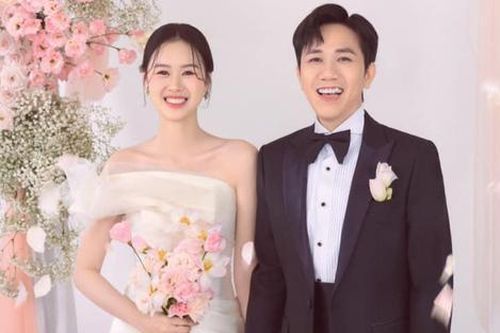 Vợ kém 12 tuổi của Anh Đức: 'Anh ấy xứng đáng làm chồng tôi'
