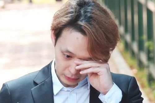 Nam ca sĩ bị đuổi khỏi showbiz, giờ đang hẹn hò với nữ tỷ phú có 56 nghìn tỷ?