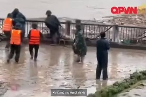 Thót tim cảnh chiến sĩ bị nước lũ cuốn trôi trong lúc làm nhiệm vụ