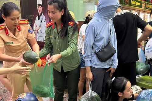 Phụ nữ Công an Hải Dương: Hỗ trợ người dân tiêu thụ rau củ, hoa màu bị ảnh hưởng do bão