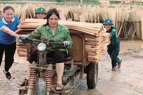 Lạng Giang (Bắc Giang): Ấm tình người sau bão số 3